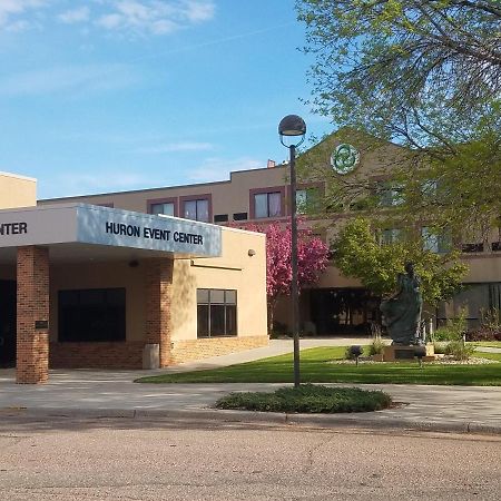 Crossroads Hotel And Huron Event Center Exteriör bild