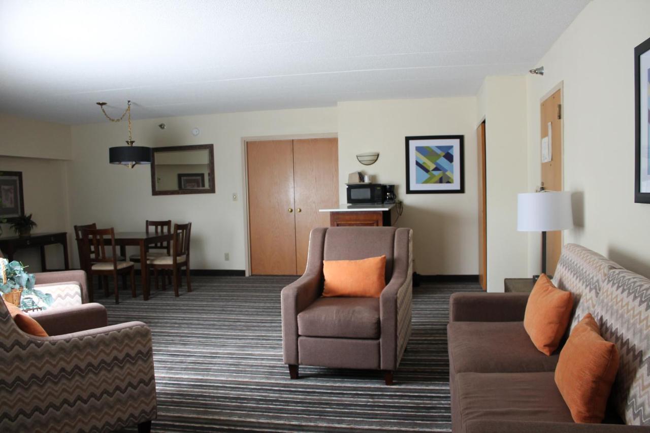 Crossroads Hotel And Huron Event Center Exteriör bild