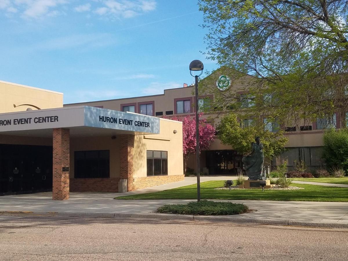 Crossroads Hotel And Huron Event Center Exteriör bild