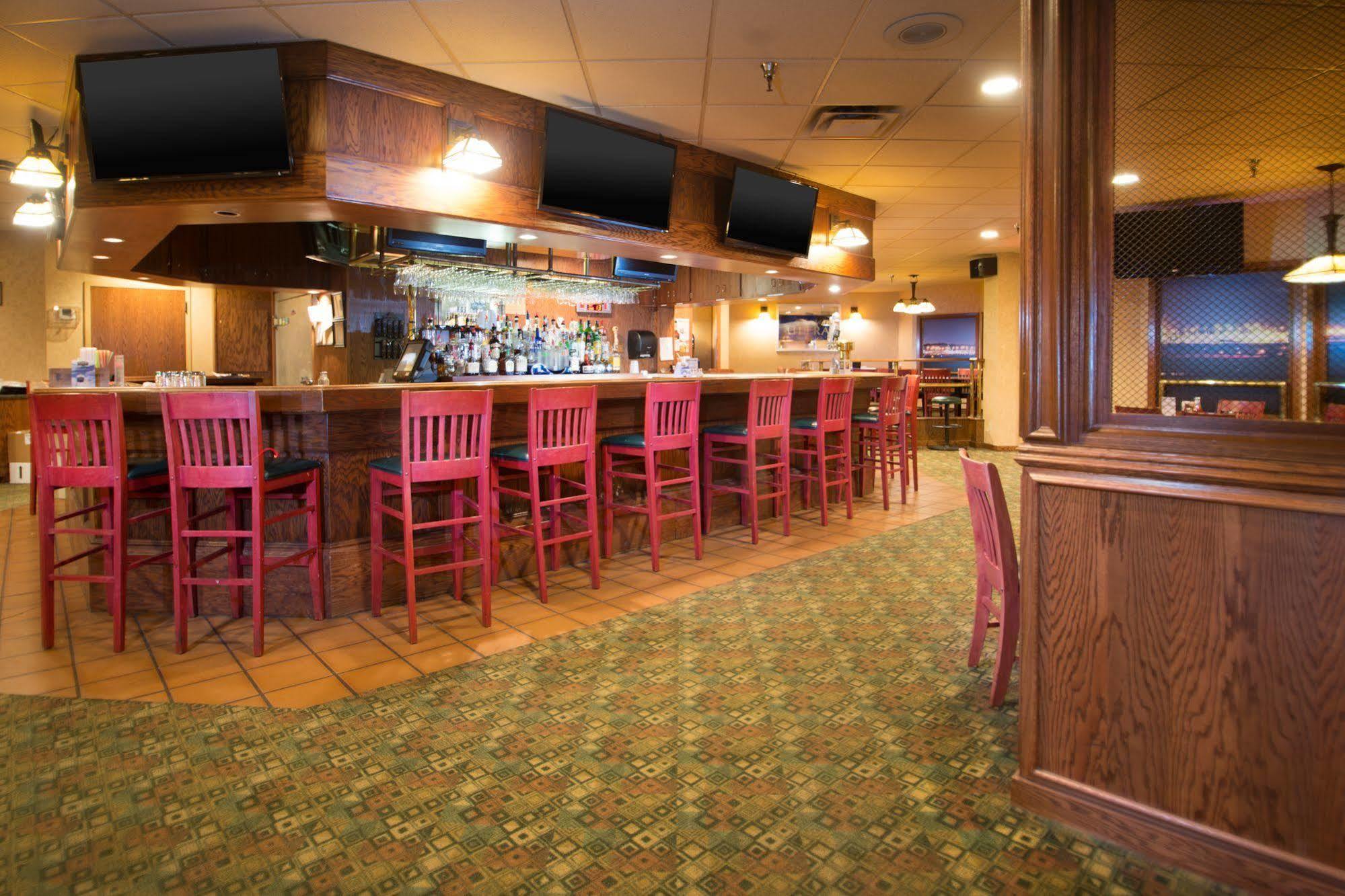Crossroads Hotel And Huron Event Center Exteriör bild